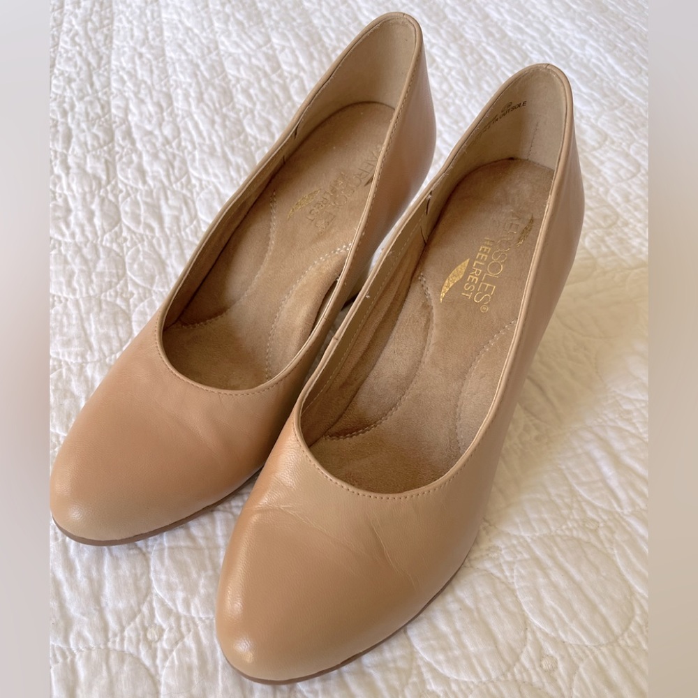 Aerosoles Heelrest wedge in size 7 neutral nude almost new suede inside shoe